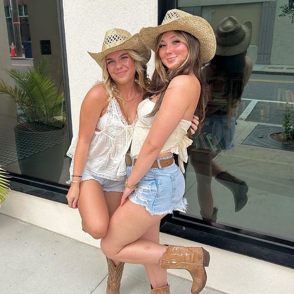 Meet your Posher, Della - Picture 2 of 7